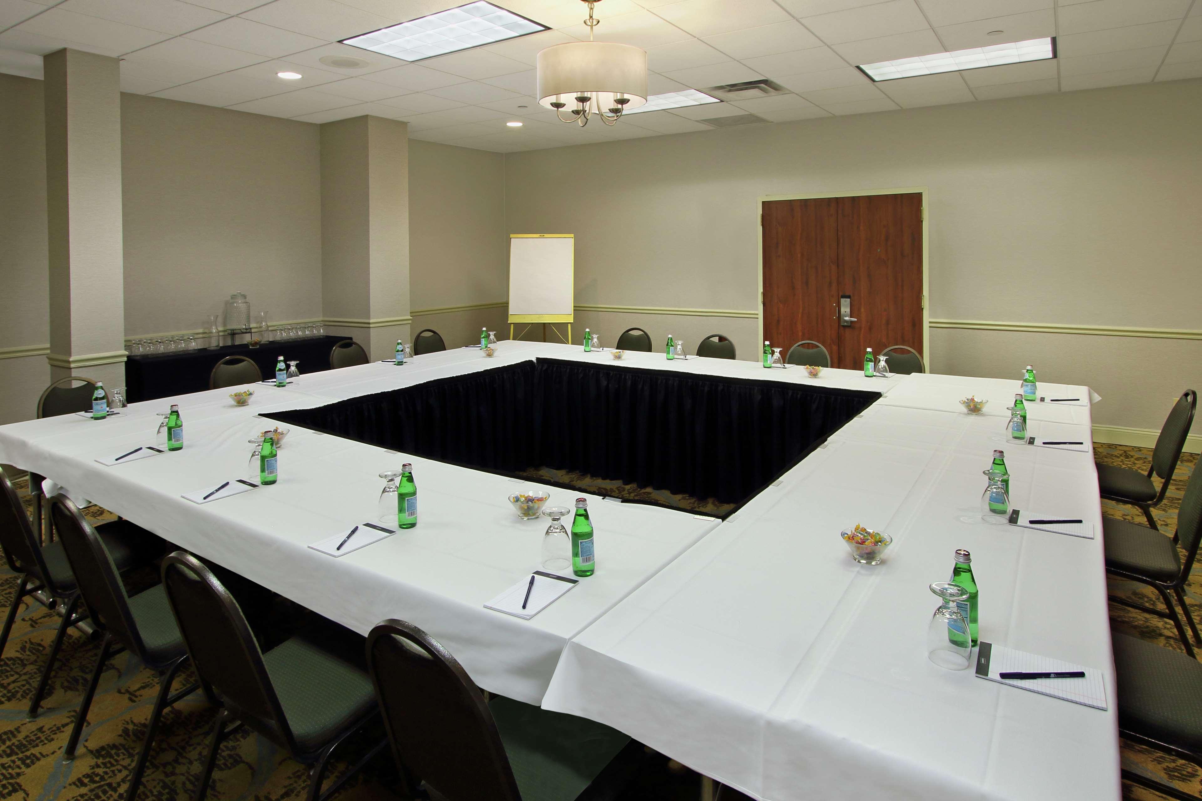 Hotel Doubletree By Hilton Mahwah Esterno foto
