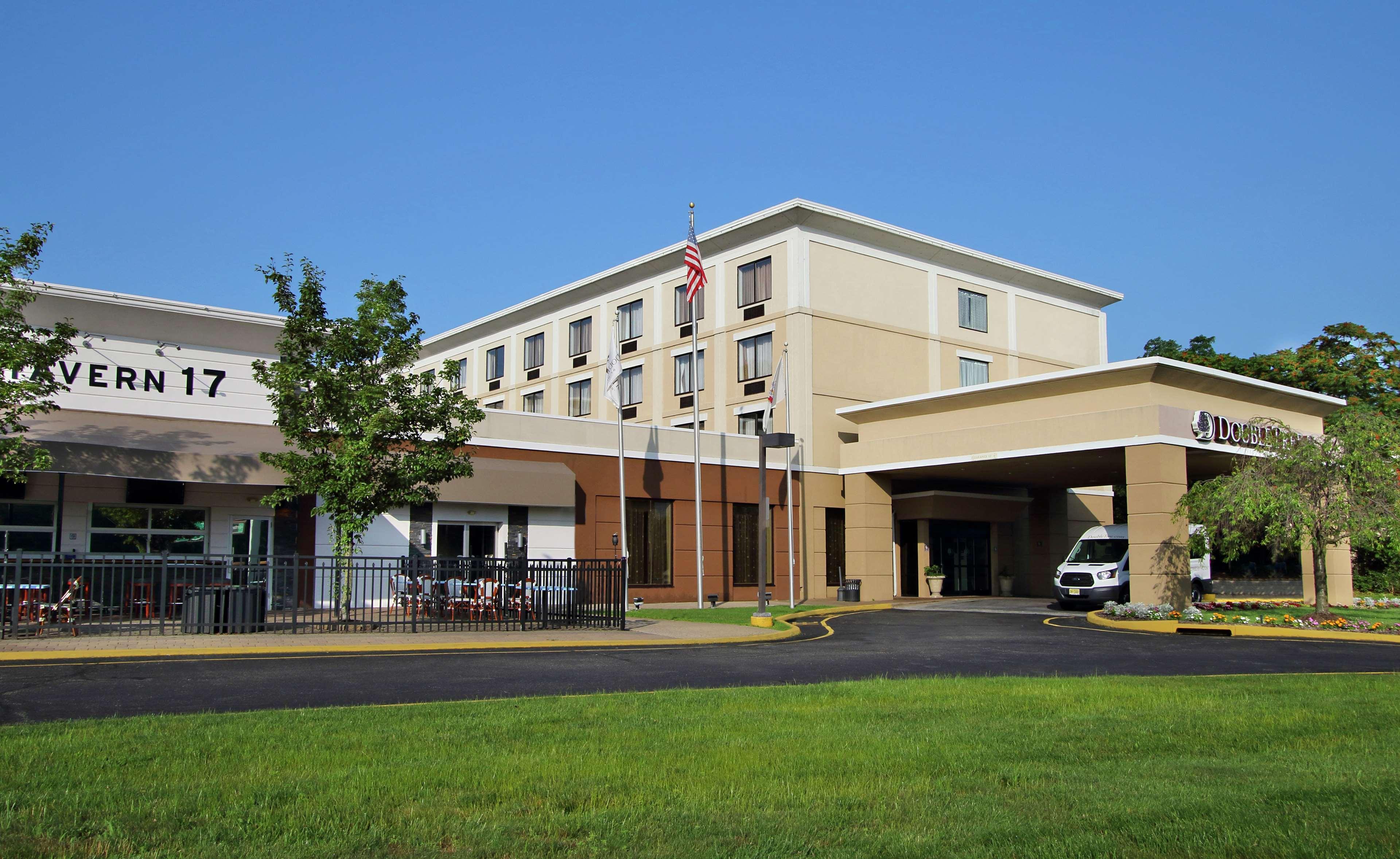 Hotel Doubletree By Hilton Mahwah Esterno foto