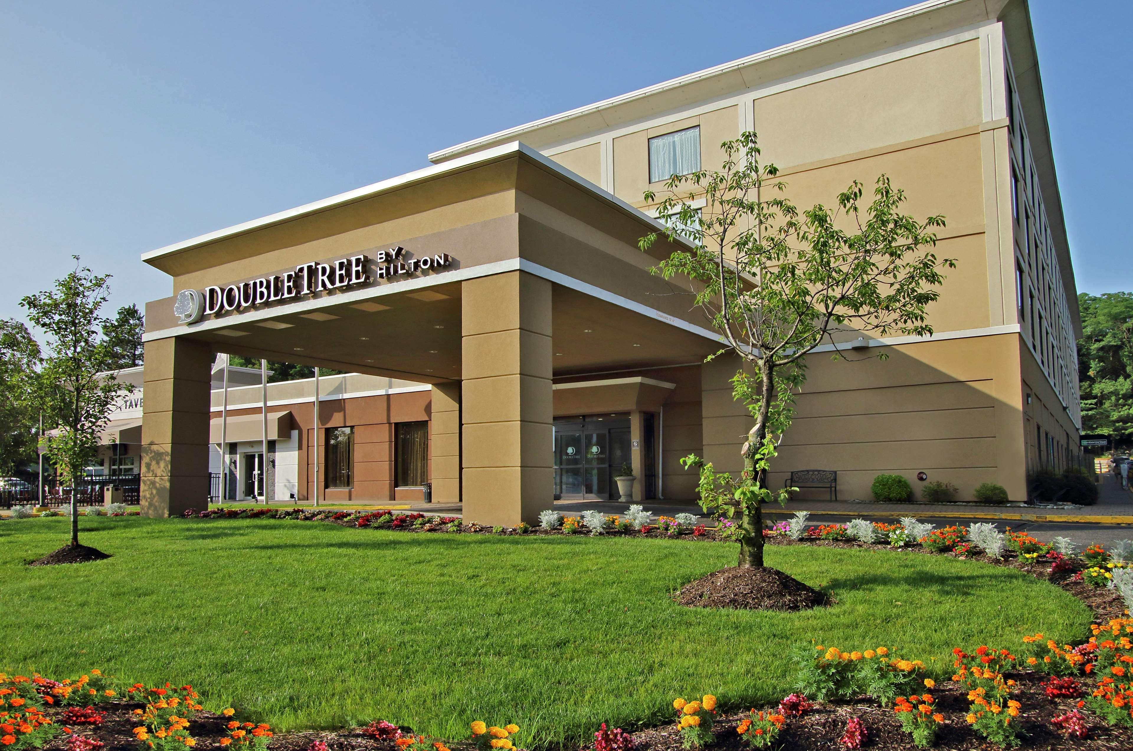 Hotel Doubletree By Hilton Mahwah Esterno foto