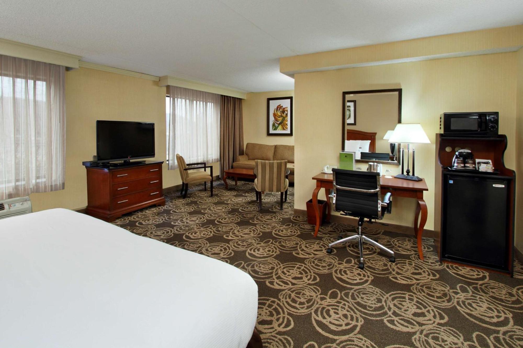 Hotel Doubletree By Hilton Mahwah Esterno foto