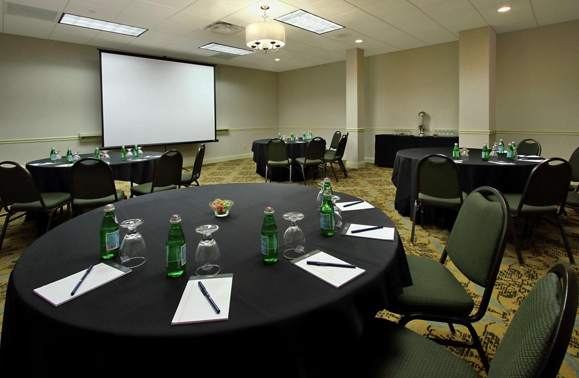 Hotel Doubletree By Hilton Mahwah Esterno foto