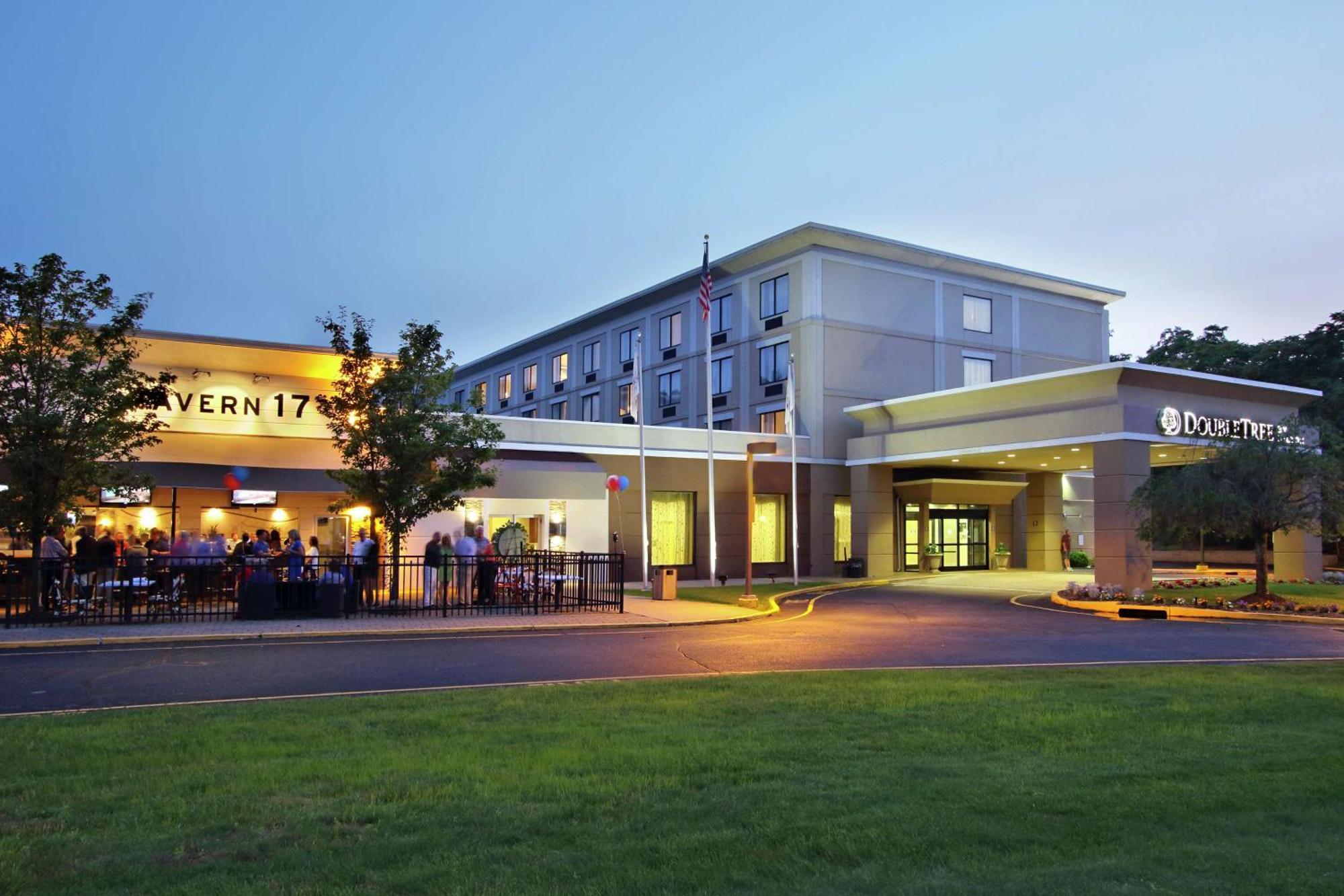 Hotel Doubletree By Hilton Mahwah Esterno foto