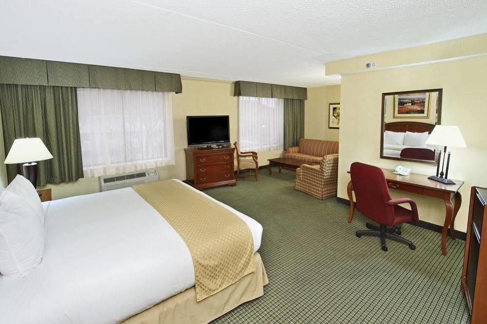 Hotel Doubletree By Hilton Mahwah Esterno foto
