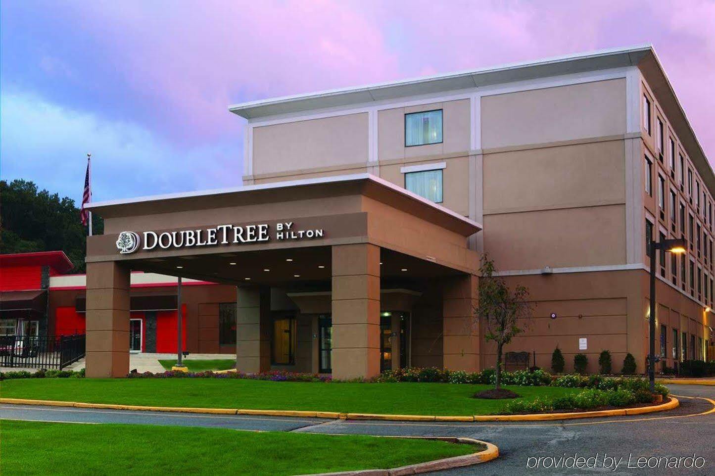 Hotel Doubletree By Hilton Mahwah Esterno foto
